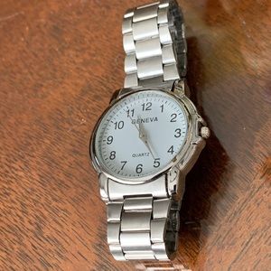 Vintage Designer Geneva Quartz Watch Analog wristwatch Silver tone Large Number
